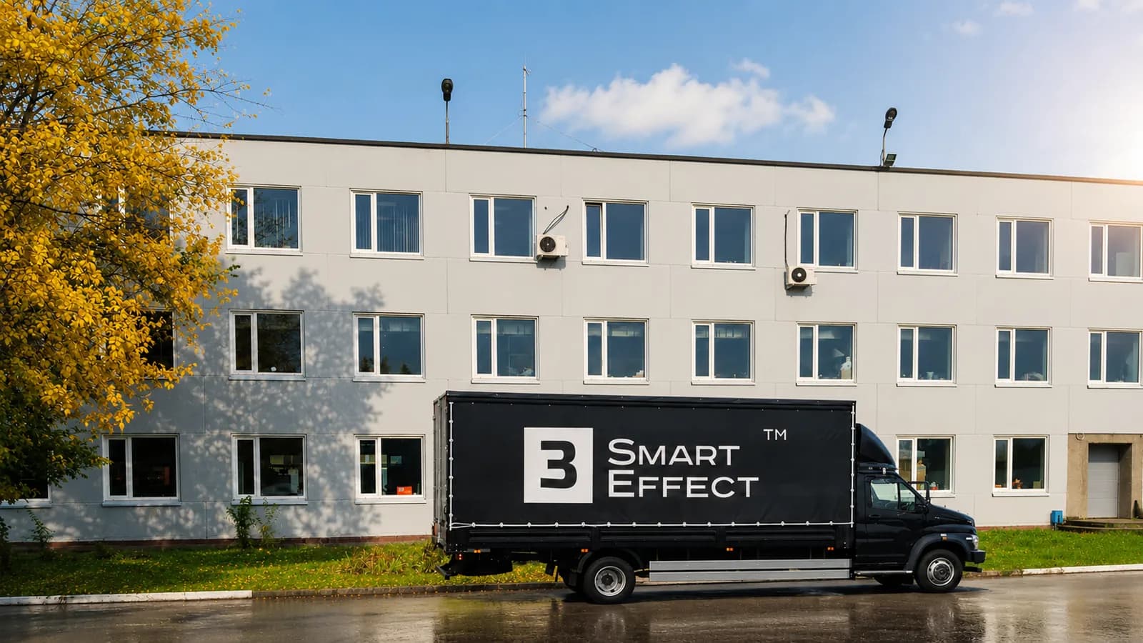 Брендированная фура 3SMARTEFFECT у корпуса производственной площадки